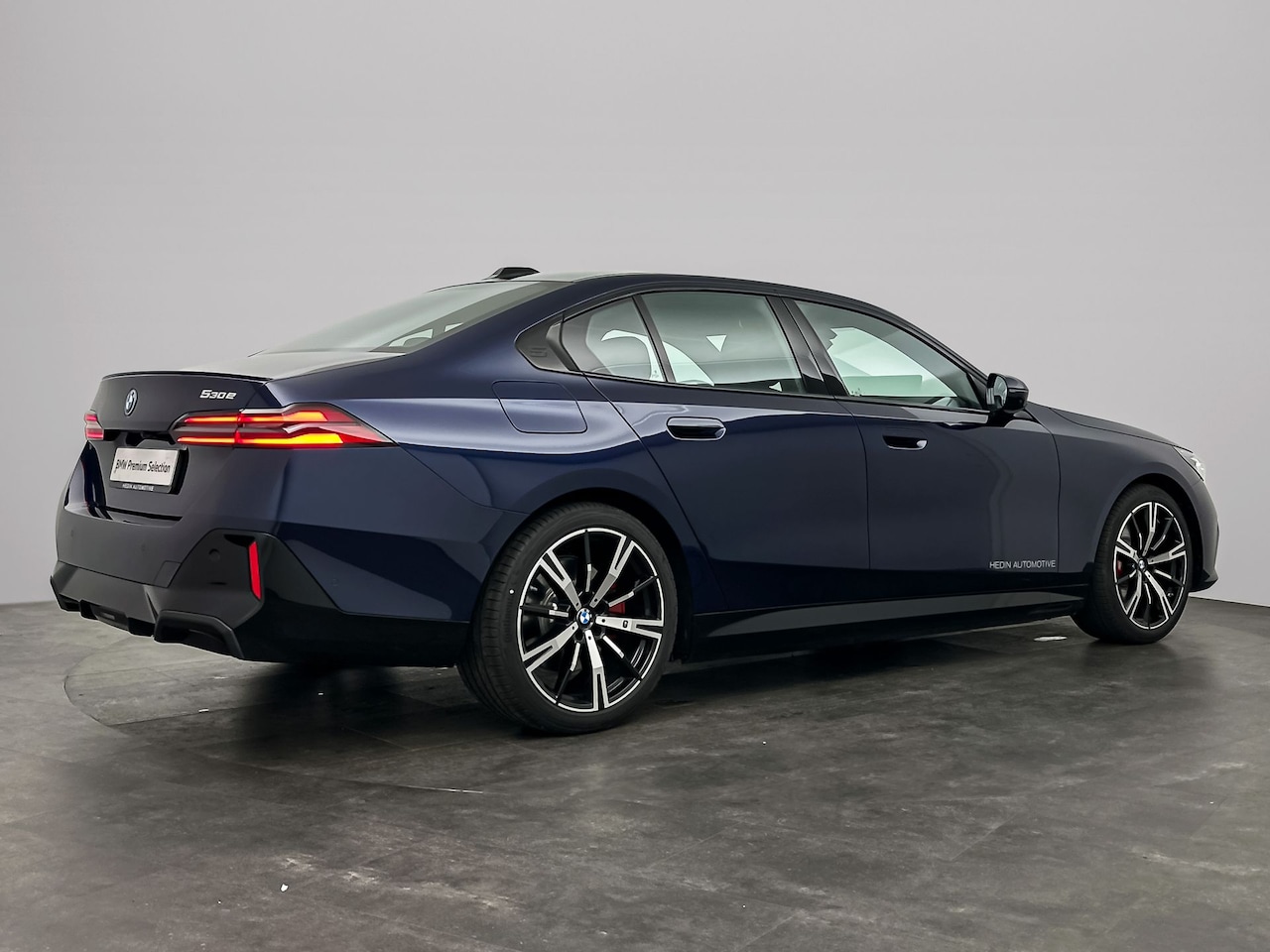 BMW 5-serie - 530e M Sport Edition | Trekhaak | Driving Assistant Plus | Harman Kardon | Panoramadak | S - AutoWereld.nl