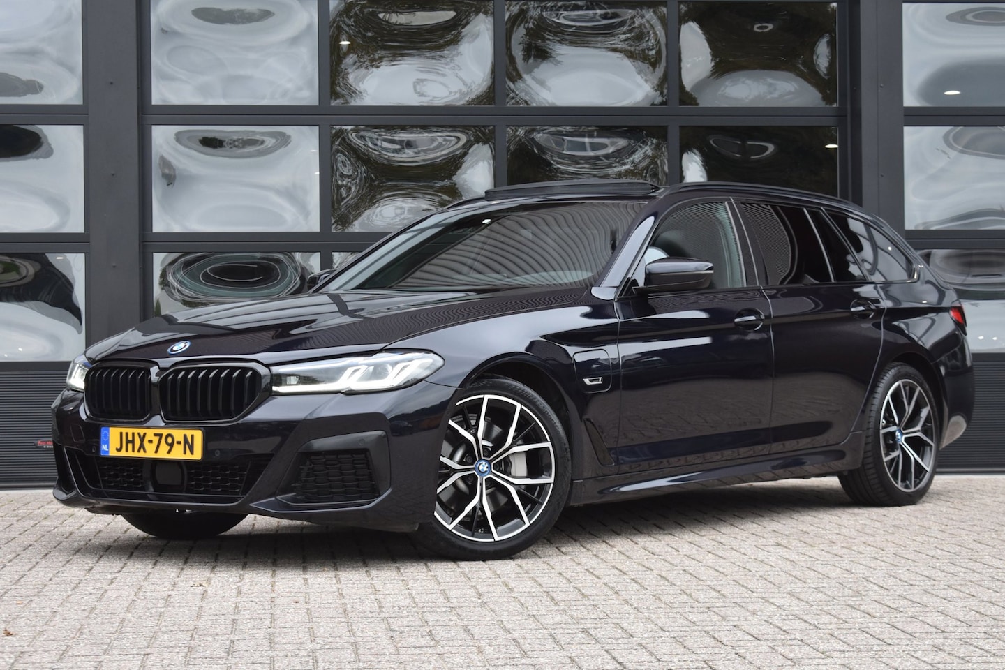 BMW 5-serie Touring - 530e Business Edition Plus SOH 90,3% '22 Laser Light Pano M Pakket Leder Clima Navi Cruise - AutoWereld.nl