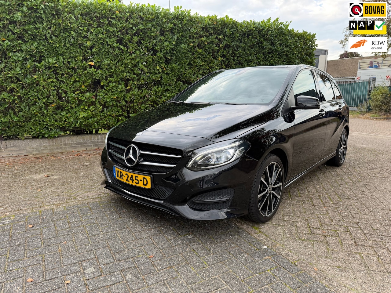 Mercedes-Benz B-klasse - 180 Automaat Ambition Urban Sport Night / Panorama dak / Trekhaakj / 18 inch - AutoWereld.nl