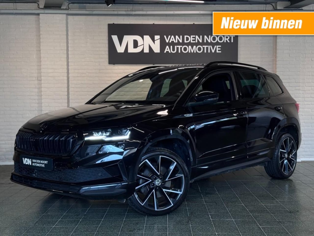 Skoda Karoq - 1.5 TSI Sportline Business DSG DCC Stoel-/stuurverw Virtual 19'' - AutoWereld.nl