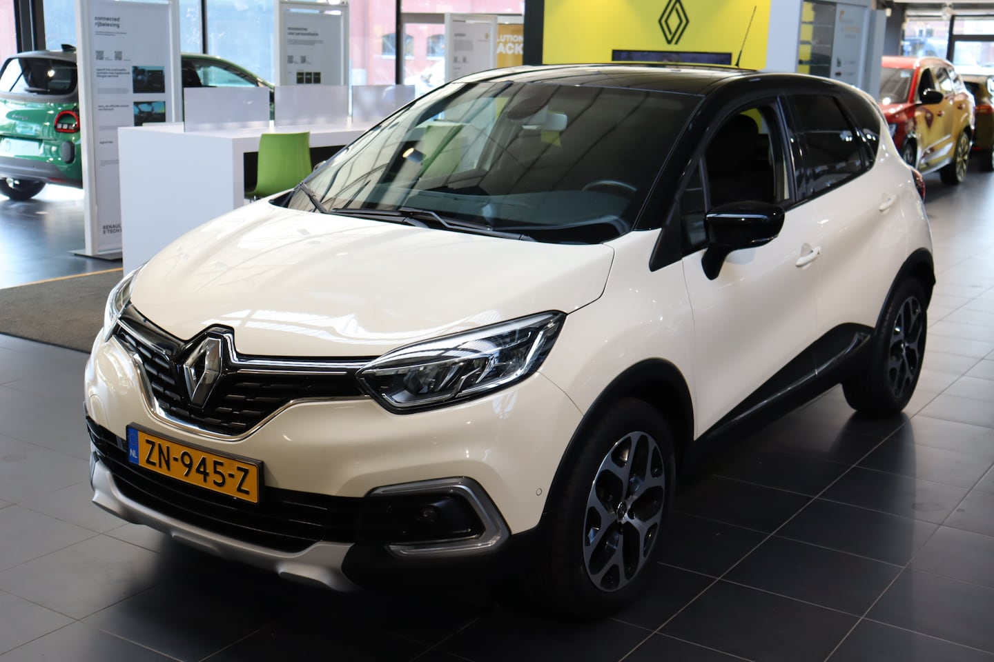 Renault Captur - TCe 90pk Intens + park assist + trekhaak - AutoWereld.nl