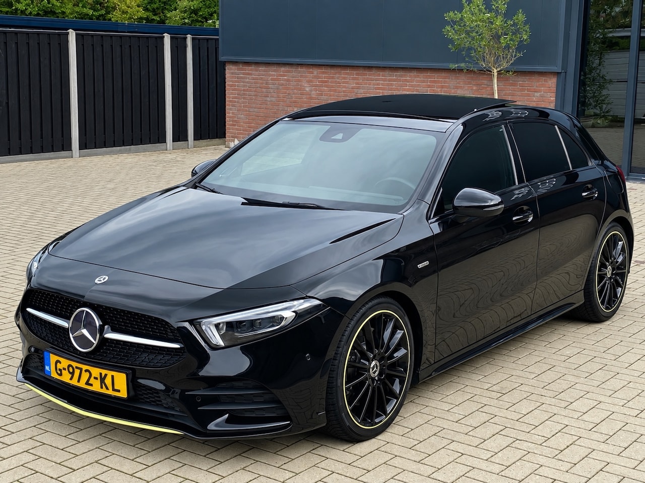 Mercedes-Benz A-klasse - 250 Premium Plus edition one PANO LEER CAMERA XENON LED APPLE CARPLAY - AutoWereld.nl