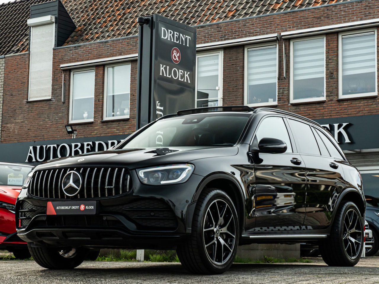 Mercedes-Benz GLC-klasse - 300e 4MATIC Premium AMG PANO 20 INCH CAMERA MEMORY STOELEN TREEPLANKEN NIGHT PAKKET - AutoWereld.nl