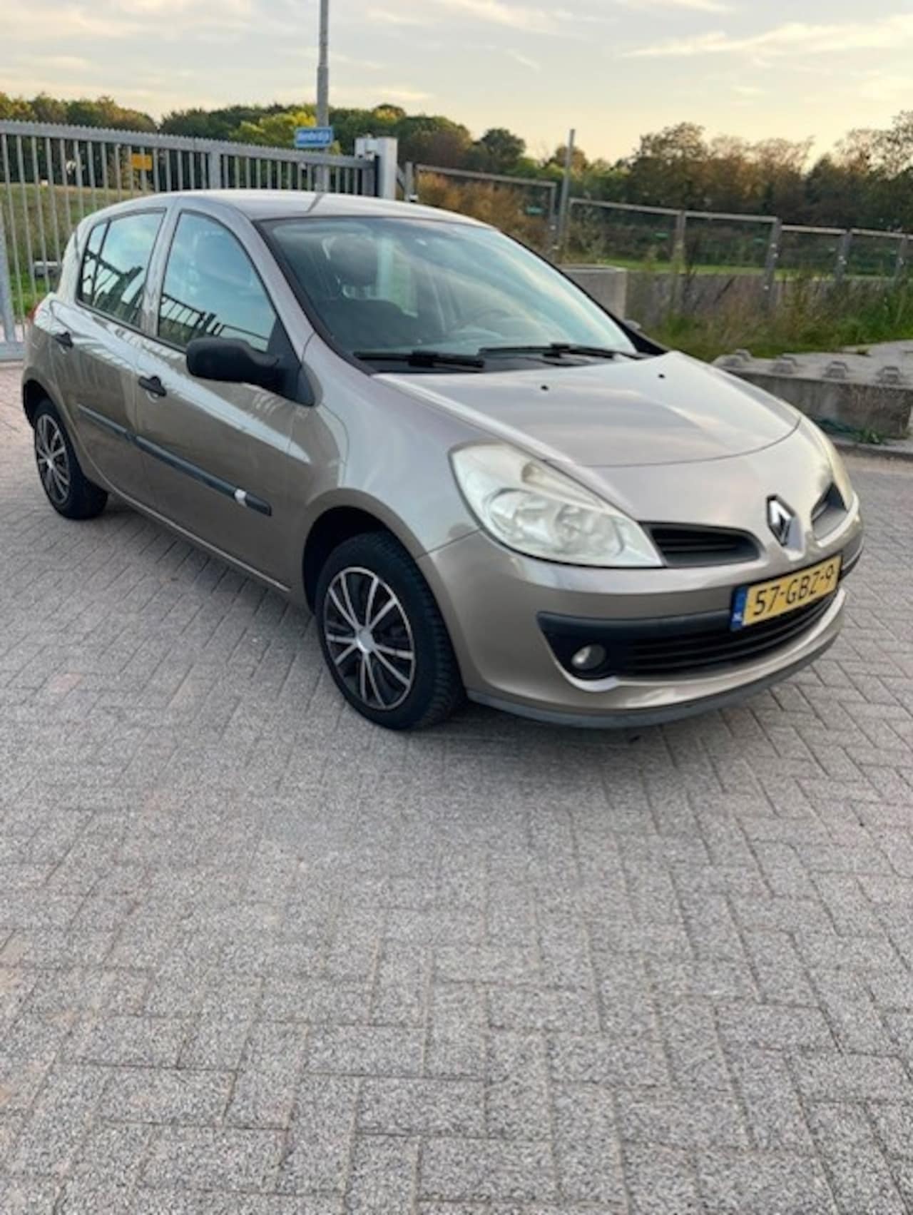Renault Clio - 1.2-16V Authentique 1.2-16V Authentique - AutoWereld.nl
