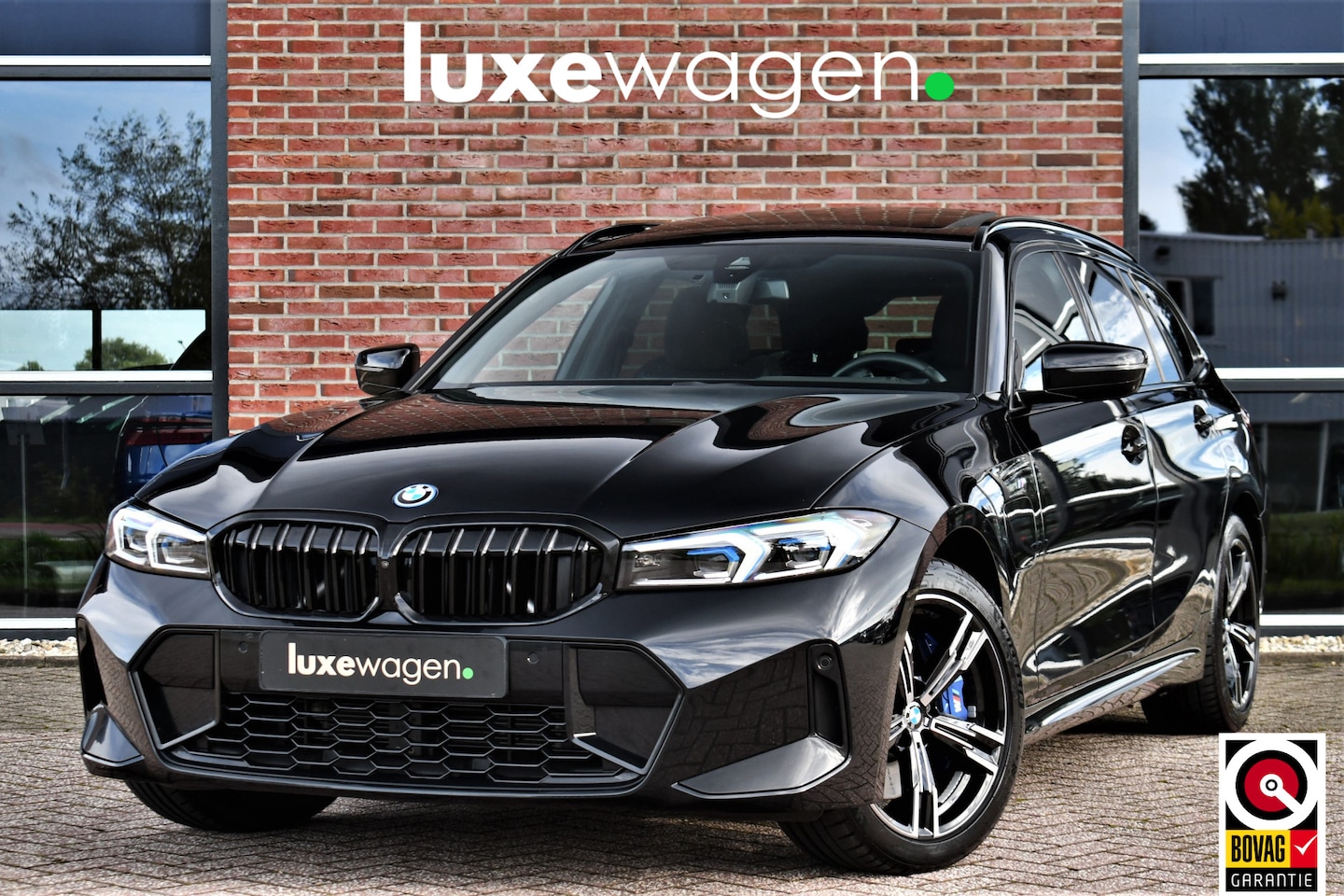 BMW 3-serie Touring - 330e xDrive LCI-2 Pano El-zetels HUD 360-cam Trekhaak - AutoWereld.nl