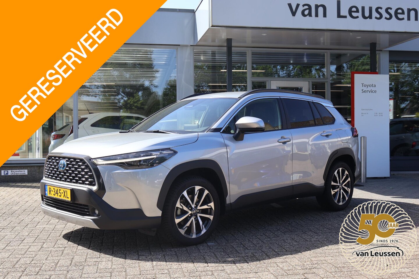 Toyota Corolla Cross - 2.0 HYBRID 184PK FIRST-EDITION BLIND-SPOT EL-ACHTERKLEP LM-VELGEN KEYLESS PARK-SENSOREN ST - AutoWereld.nl