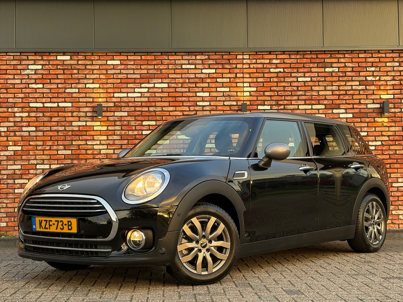 MINI Clubman - 1.5 Cooper Serious Business Stoelverw Pdc Two-Tone Clima Voll.Onderhouden! - AutoWereld.nl