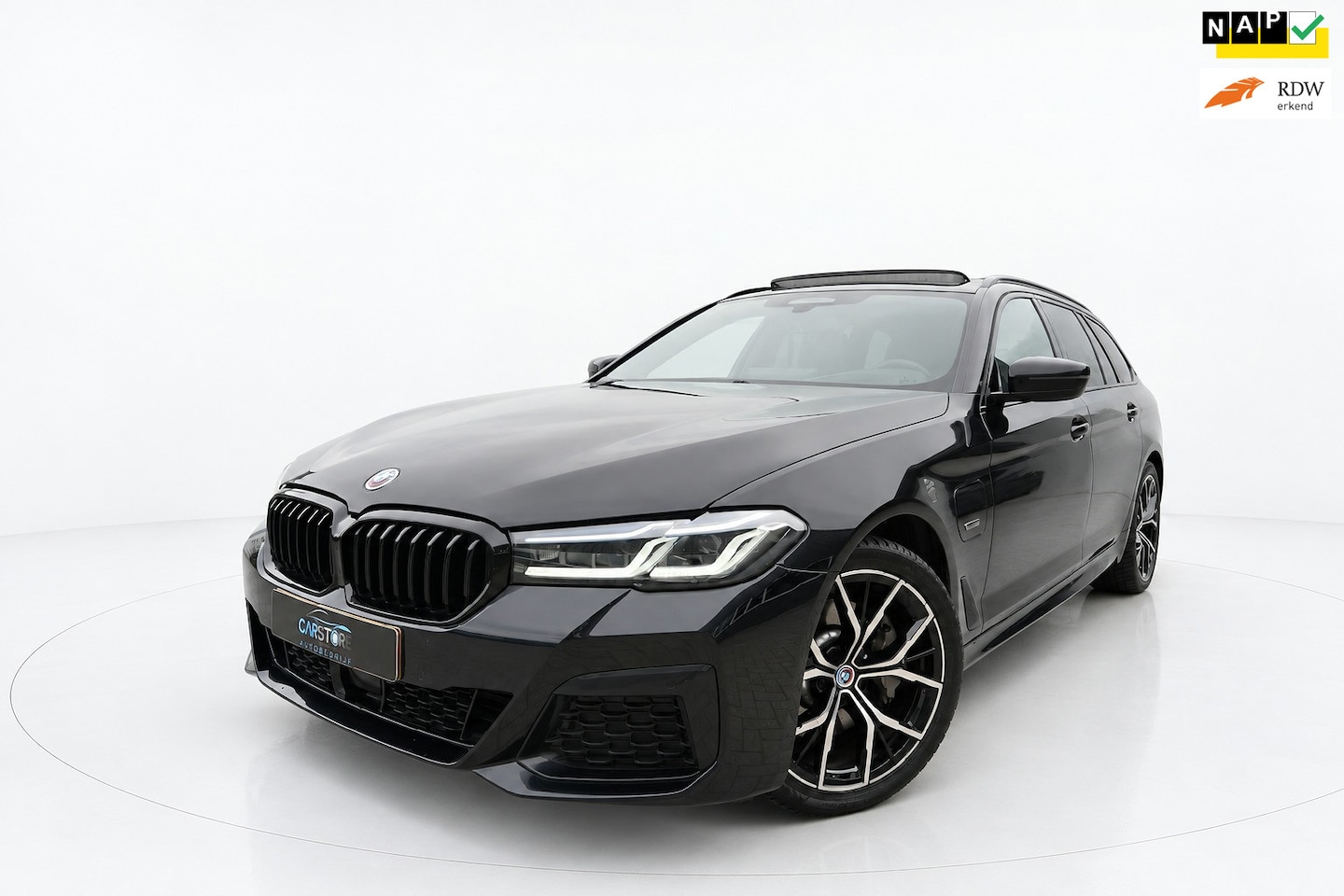 BMW 5-serie Touring - 530e M SPORT PANO LASER SFEER H&K HUD - AutoWereld.nl