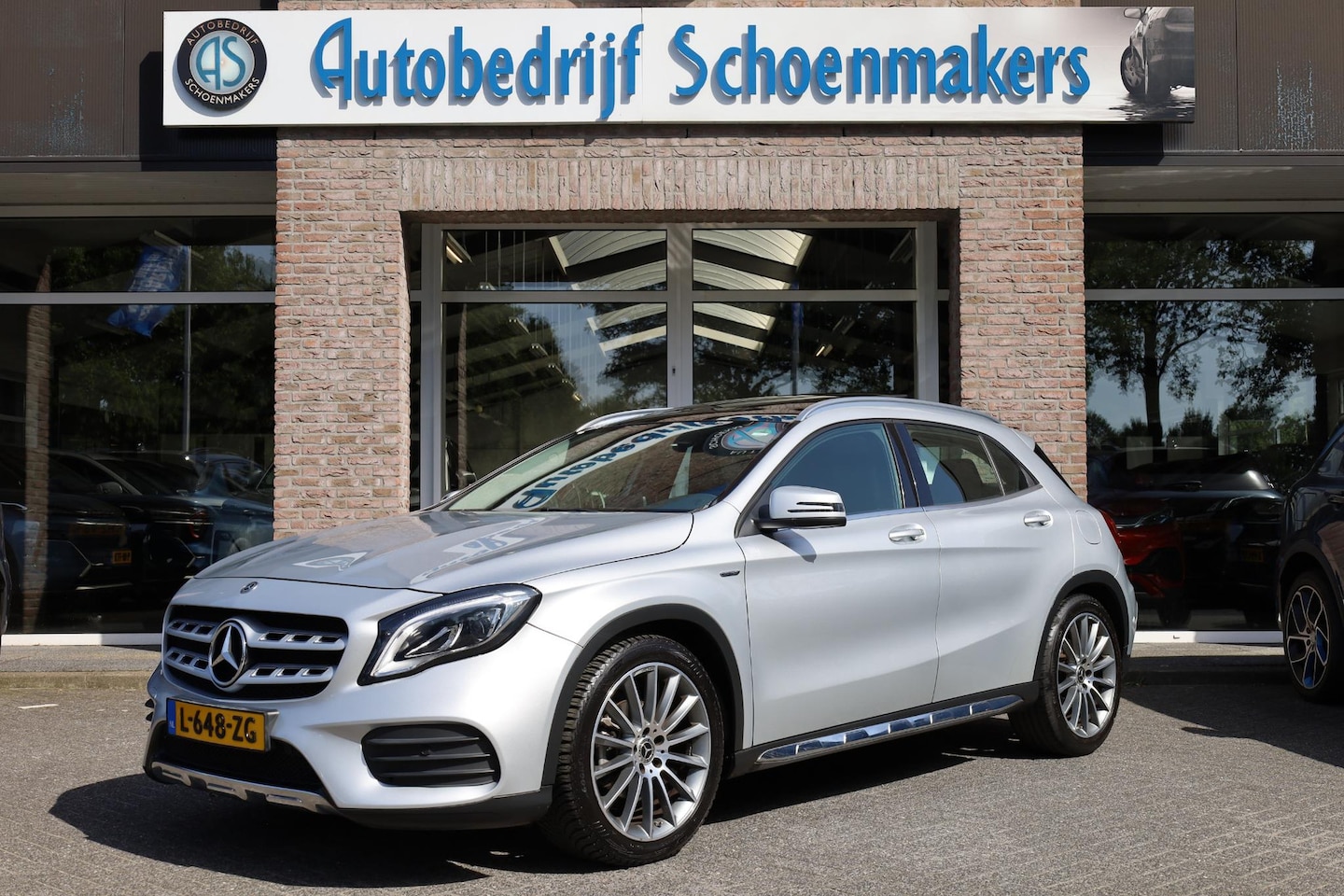 Mercedes-Benz GLA-Klasse - 180 AMG Night Upgrade PANO TREKHAAK-AFN LEER STOELVERW. CAMERA CRUISE SPORTSTOEL STUURFLIP - AutoWereld.nl