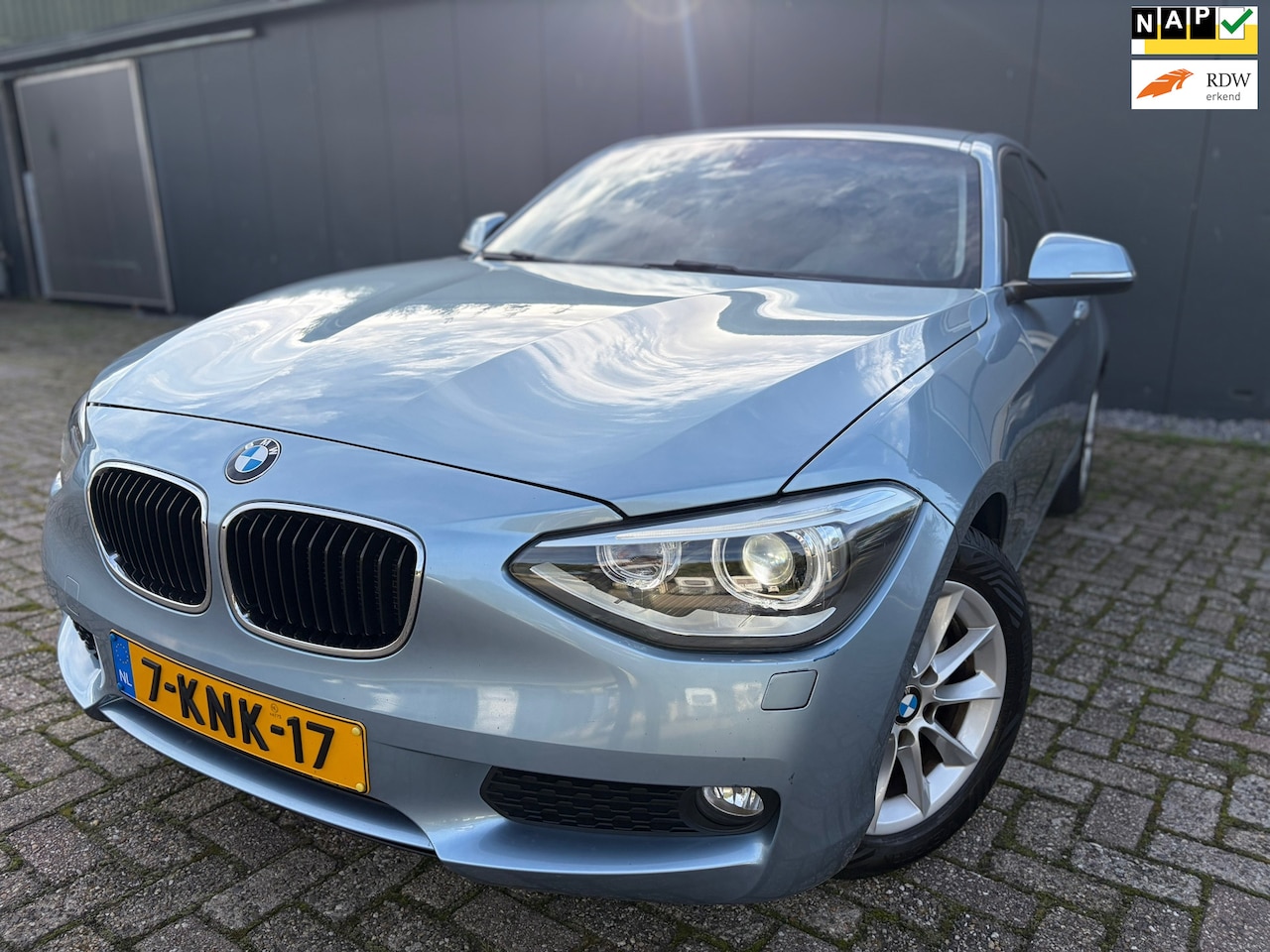 BMW 1-serie - 114i Business+/Navi/Leer/P.sensorNETTE AUTO! - AutoWereld.nl