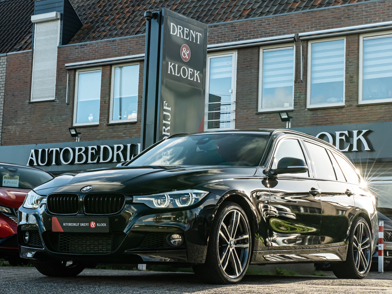 BMW 3-serie Touring - 318i M Sport ORG NL PANO HARMAN KARDON 19 INCH HUD CAMERA BOMVOL!! - AutoWereld.nl