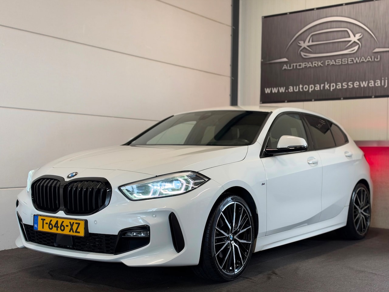 BMW 1-serie - 118i M-Pakket High Executive Cruise Control, Apple Carplay, Sfeerverlichting, Stuurverwarm - AutoWereld.nl