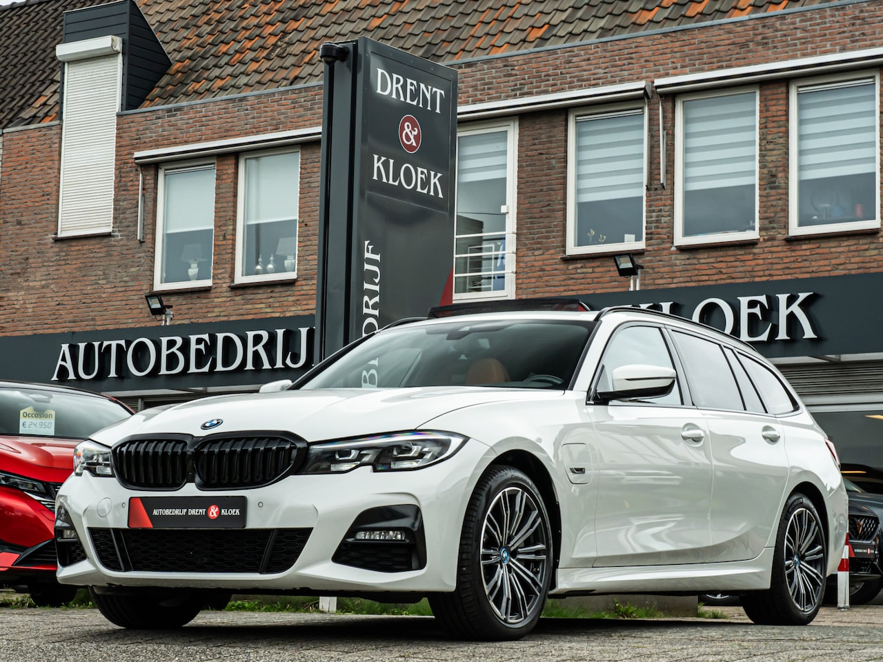BMW 3-serie Touring - 330e Business Edition Plus PANO LEDER 18 INCH SHADOW LINE STOELVERW LED - AutoWereld.nl