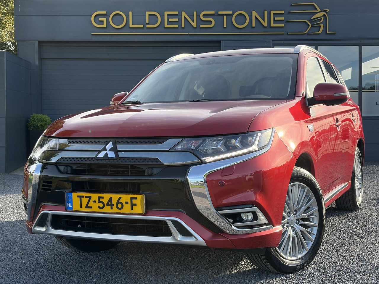 Mitsubishi Outlander - 2.4 PHEV Intense ✓1e Eigenaar✓Trakhaak✓Carplay✓Camera✓Alcantara-Leder✓Stoelverw-Stoelverko - AutoWereld.nl