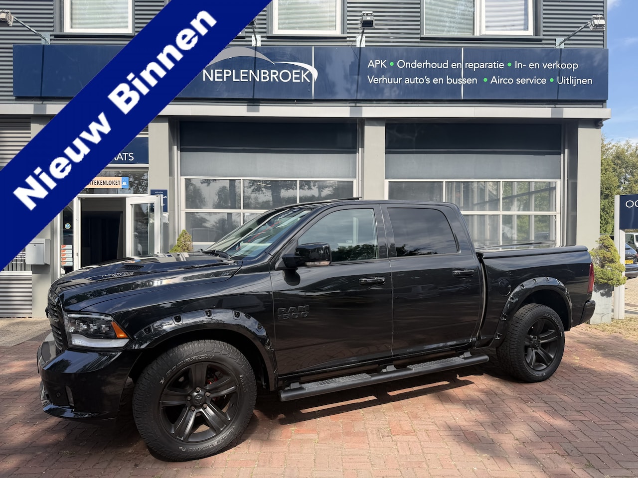 Dodge Ram 1500 - 5.7 V8 4x4 Quad Cab 6'4 Sport 1500 5.7 HEMI V8 4x4 Quad Cab 6'4 Sport | LPG | Schuif/kante - AutoWereld.nl