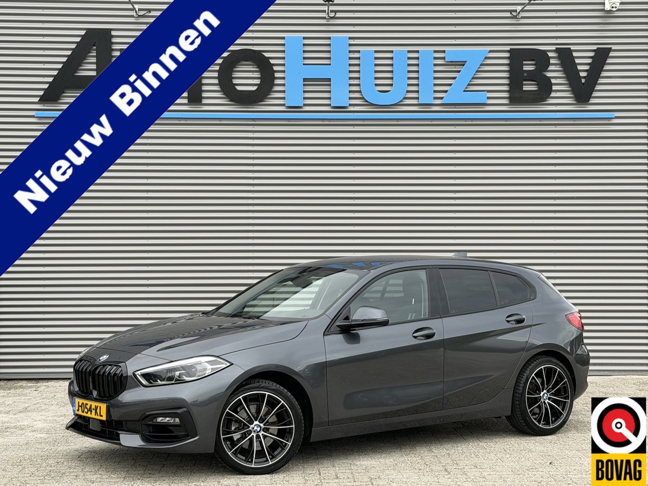 BMW 1-serie - 118i Sport Line Trekhaak LED PDC Carplay DAB 18 Inch Sportstoelen - AutoWereld.nl