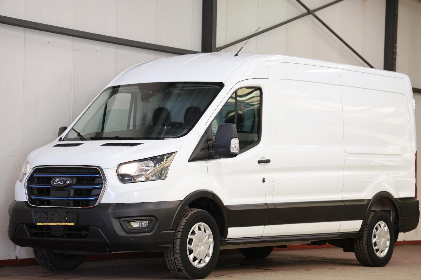 Ford E-Transit - 350 L3H2 Trend 68 kWh Zonder Begrenzing - AutoWereld.nl