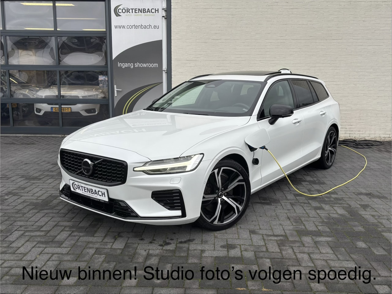 Volvo V60 - 2.0 T8 Plug-in hybrid AWD Ultimate Dark | Zwenkbare trekhaak | Panoramadak | Stoelmassage - AutoWereld.nl