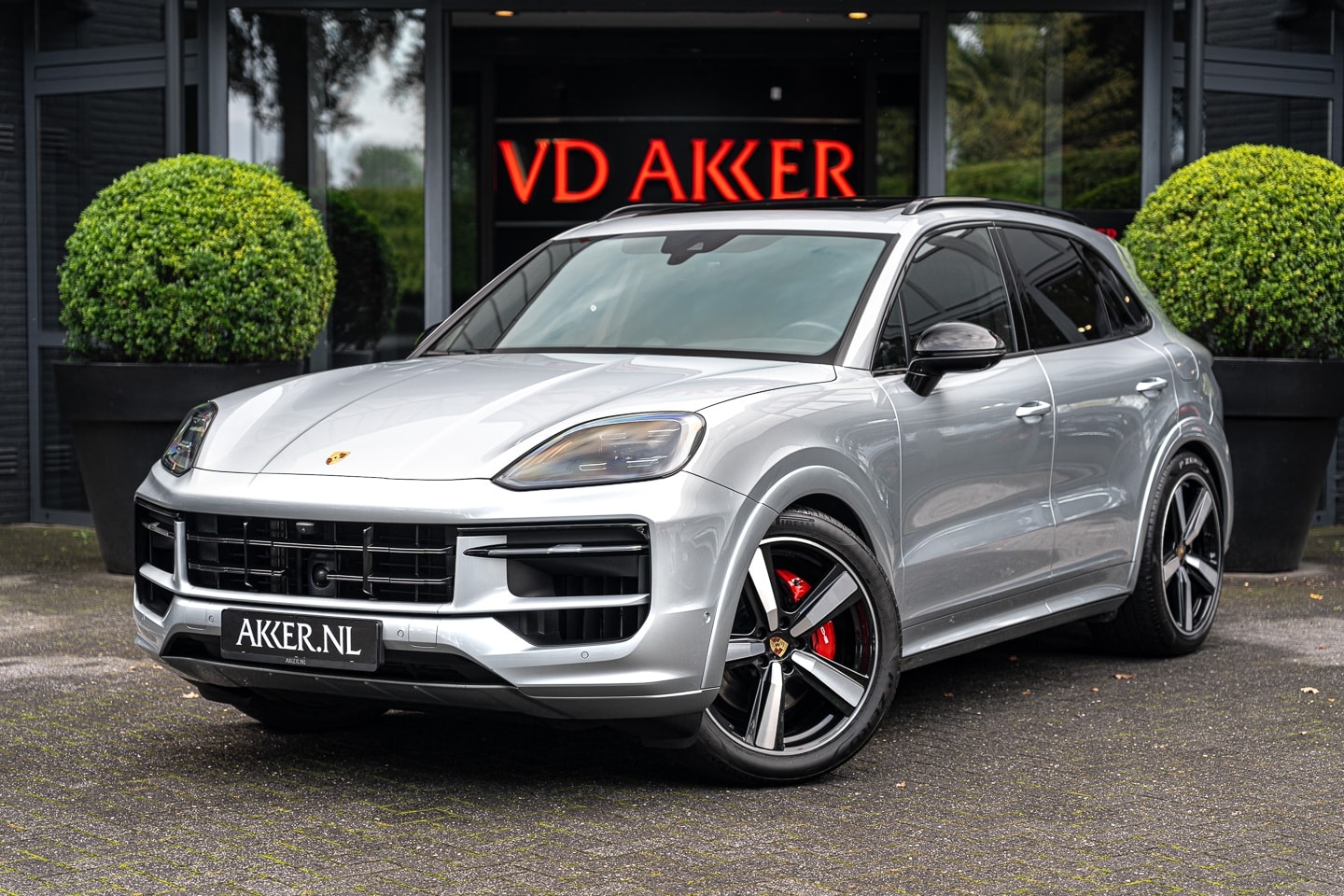 Porsche Cayenne - E-Hybrid NIEUW MODEL I SportDesign | 18-Weg Stoelen | Luchtvering | 360° Cam. | Pano.Dak - AutoWereld.nl