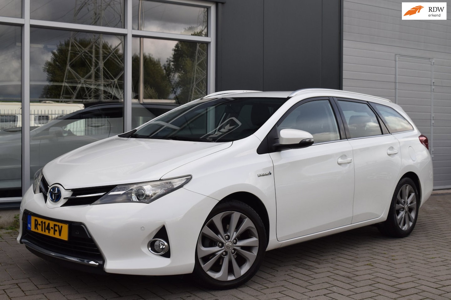 Toyota Auris Touring Sports - 1.8 Hybrid Executive | Navi | PDC | APK 9-2027 - AutoWereld.nl