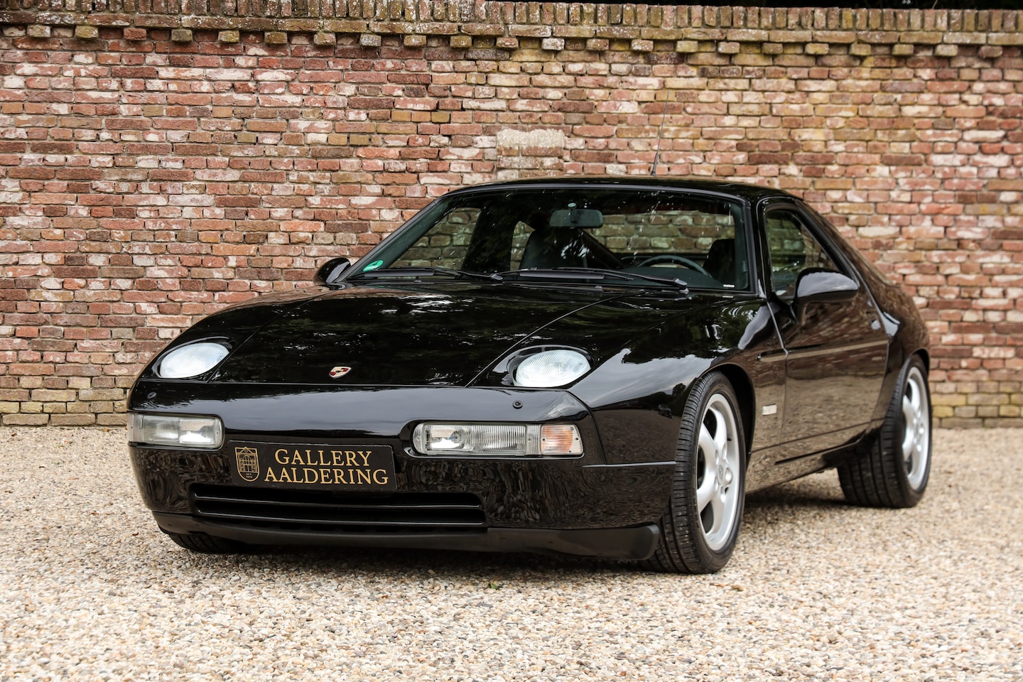 Porsche 928 - GTS "Black over black" "Black over black" - Chic cool and timeless, Ordered and delivered - AutoWereld.nl