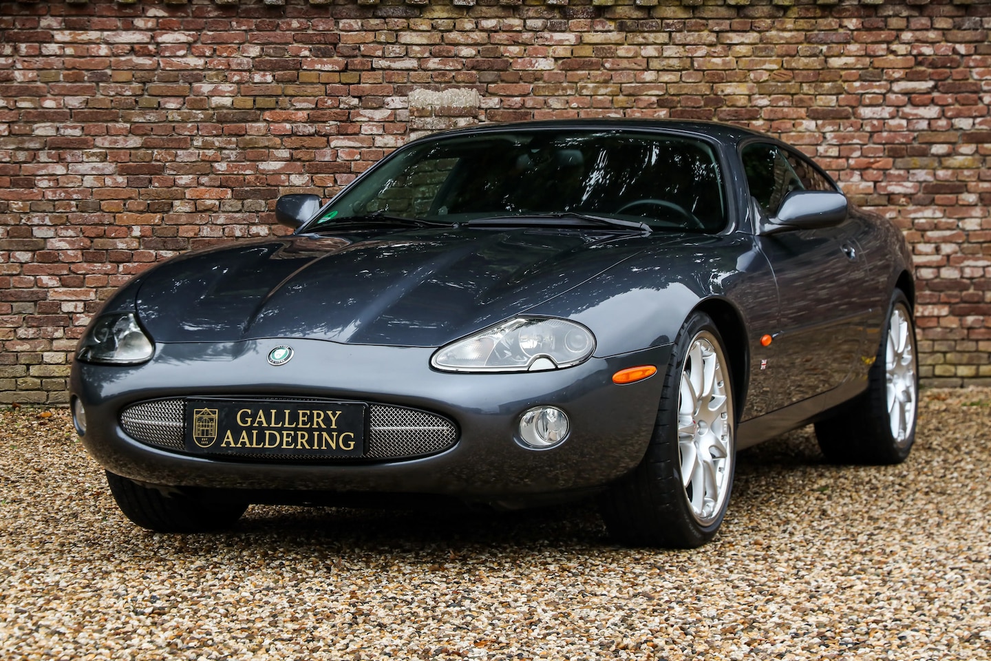 Jaguar XK8 - 4.2 Coupe "Slate Grey - XKR Optics" Livery in Slate Grey with Cranberry-Black Contrast "Sp - AutoWereld.nl