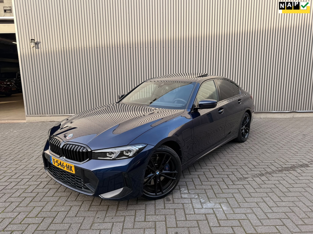 BMW 3-serie - 320e INCL BTW|M-Pakket|Panorama|Harman Kardon|Stoelverwarming - AutoWereld.nl
