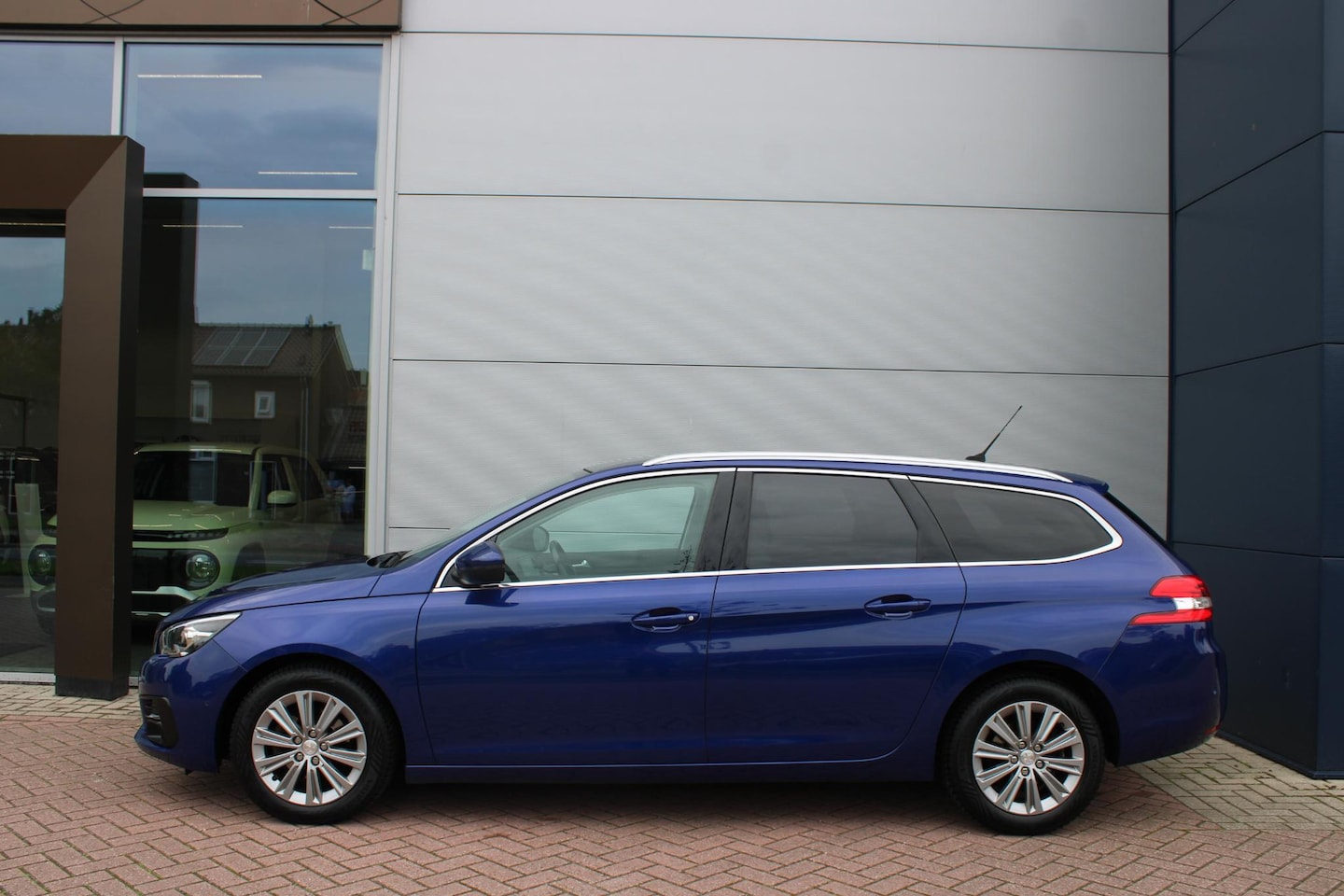 Peugeot 308 SW - 1.2 PureTech 130pk Blue Lease Premium Leer Airco Navi Carplay Camera Pano Dealer onderhoud - AutoWereld.nl