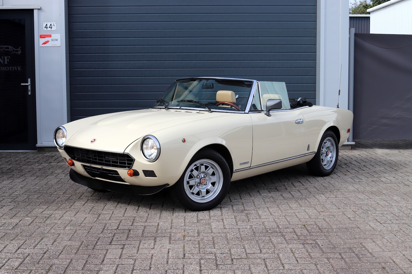 Fiat Spider - 2000 H5 124 Spider 2.0 - Nette staat - Historie! - AutoWereld.nl