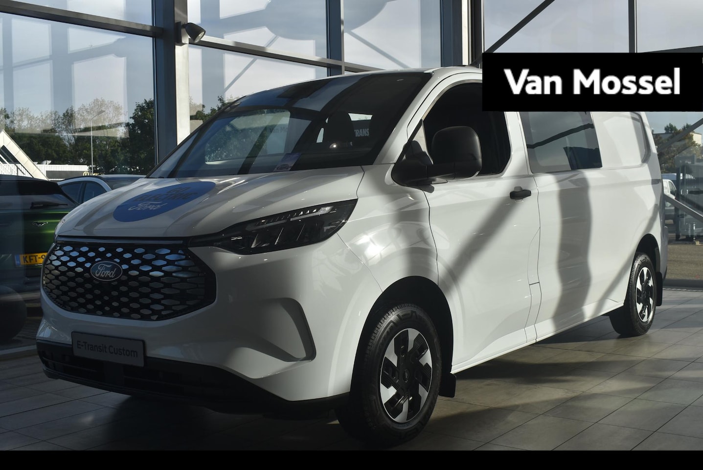 Ford E-Transit Cust. - 320 L2H1 Trend 65 kWh DC - AutoWereld.nl