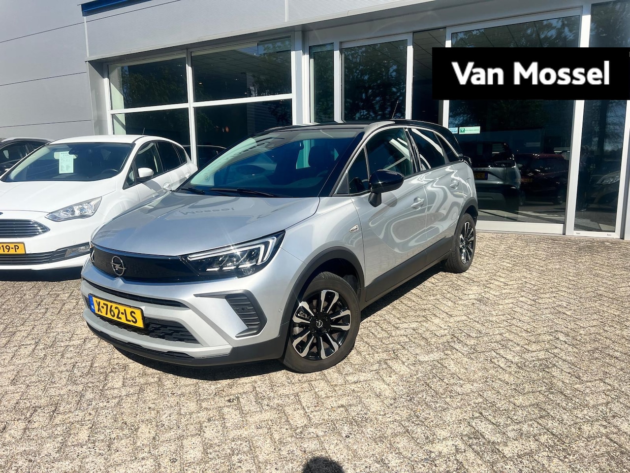 Opel Crossland - 1.2 Turbo Elegance | Camera | Parkeersensoren | Navigatie | Climate control - AutoWereld.nl