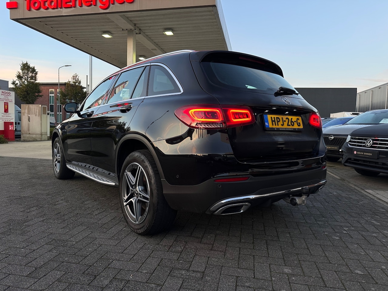 Mercedes-Benz GLC-klasse - 300e 4MATIC 320pk|AMG Pakket|Sfeerverl|Panoramadak|Elektr Trekhaak|Camera|Navigatie - AutoWereld.nl