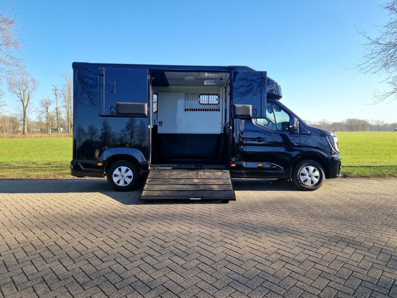Renault Master Pro - Renault MTM S3 EXCLUSIVE ! Nieuw model paardenwagen voor 2 paarden met een Pro-Safety heng - AutoWereld.nl