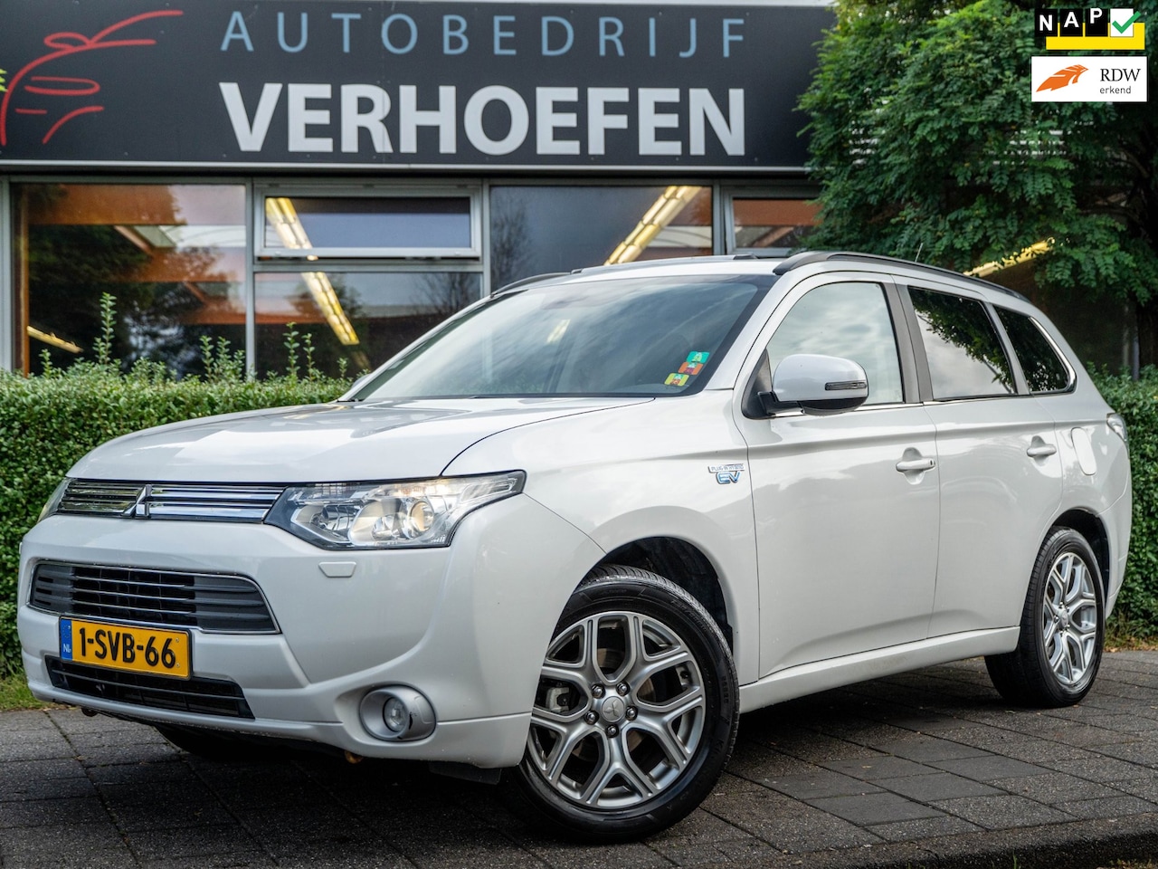 Mitsubishi Outlander - 2.0 PHEV Instyle+ PANORAMADAK - ACC - CAMERA - STOELVERWARMING - LEDEREN BEKLEDING - LDW - - AutoWereld.nl