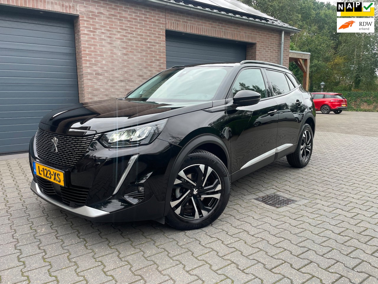 Peugeot 2008 - 1.2 PureTech Allure Pack ECC CARPLAY CAMERA NAVI 2021 - AutoWereld.nl