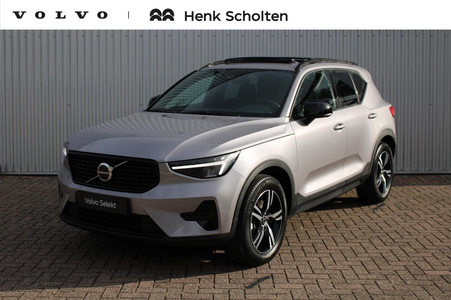 Volvo XC40 - B4 Plus Dark | Panoramadak | Trekhaak | Verwarmbare voorstoelen en stuurwiel | Head-up dis - AutoWereld.nl