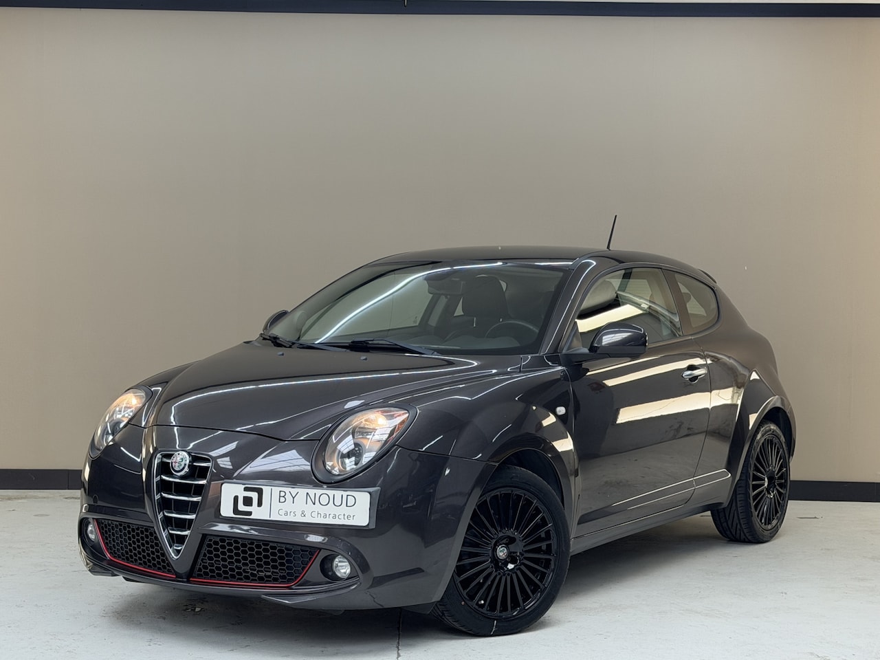 Alfa Romeo MiTo - 1.4 Junior, 80Pk, 2016, 2de eigenaar, Navigatie, Airco, Bluetooth audio, 17" velgen, Parke - AutoWereld.nl