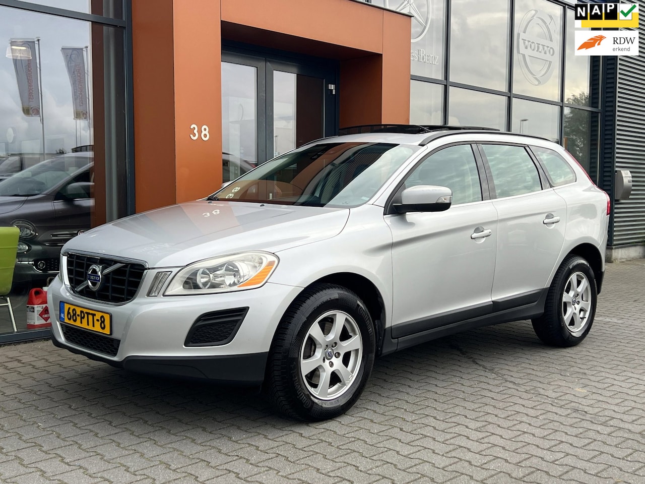 Volvo XC60 - 2.0T Momentum automaat|Panodak|PDC|navi|Cruise - AutoWereld.nl