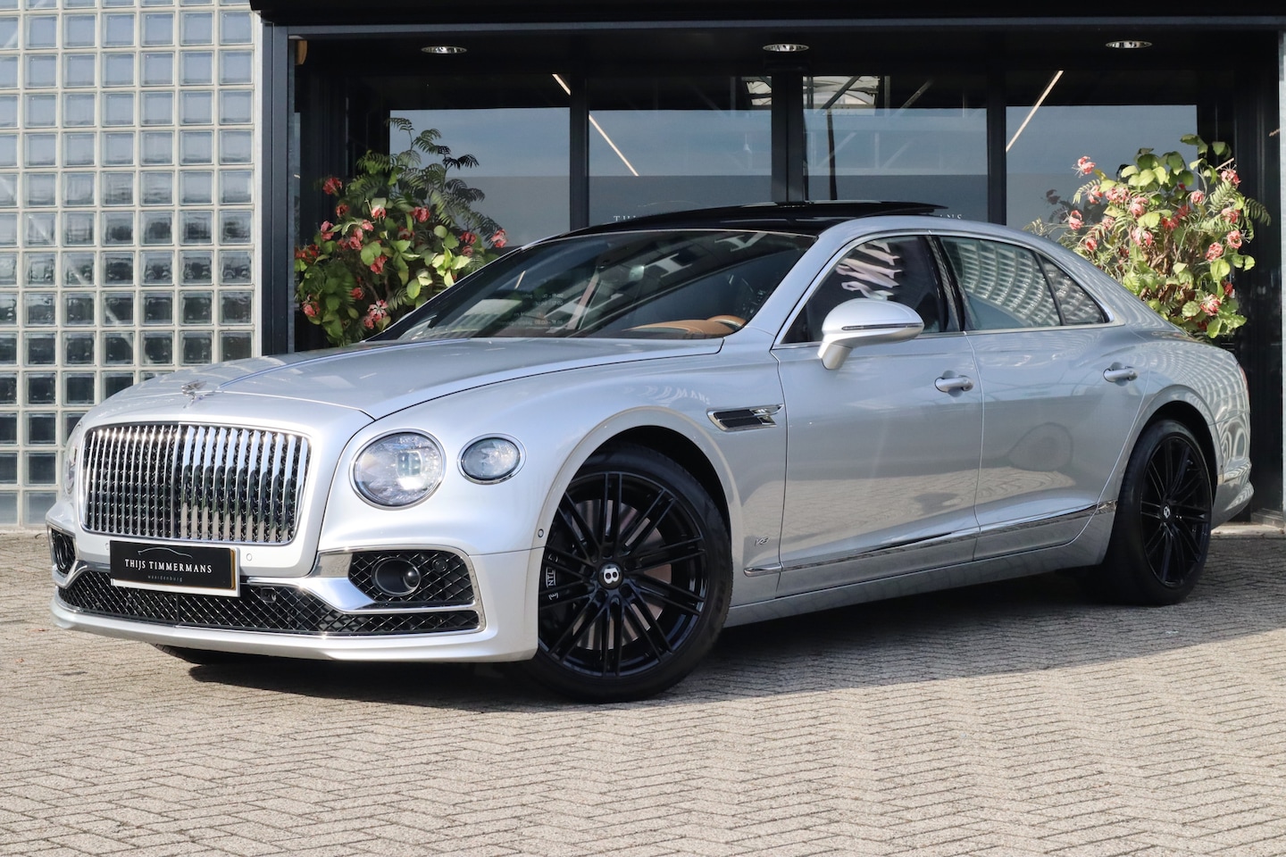 Bentley Flying Spur - 4.0 V8 | Massage, Nachtzicht, Pano, Zitklima, Stuurverwarming, Zonweringspakket - AutoWereld.nl