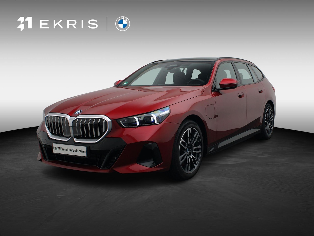 BMW 5-serie Touring - 550e xDrive M Sportpakket | Comfort Pack | Trekhaak | Panoramadak | Elektrisch Verstelbare - AutoWereld.nl