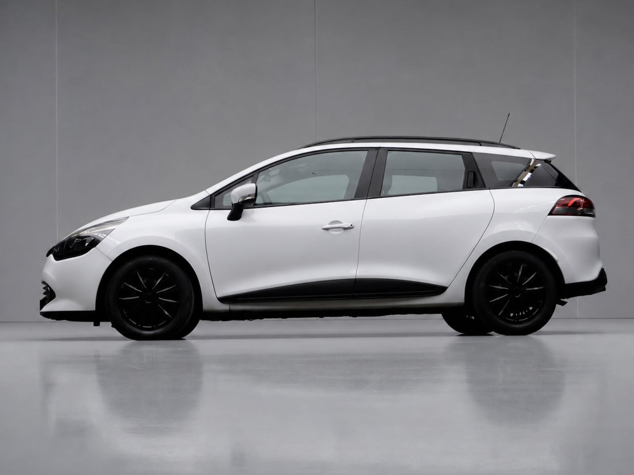 Renault Clio Estate - 1.2-16V Authentique Sport (NAVI,LED,CRUISE,CLIMATE,SPORTSTOELEN,TREKHAAK,SPORT PAKKET,PDC, - AutoWereld.nl
