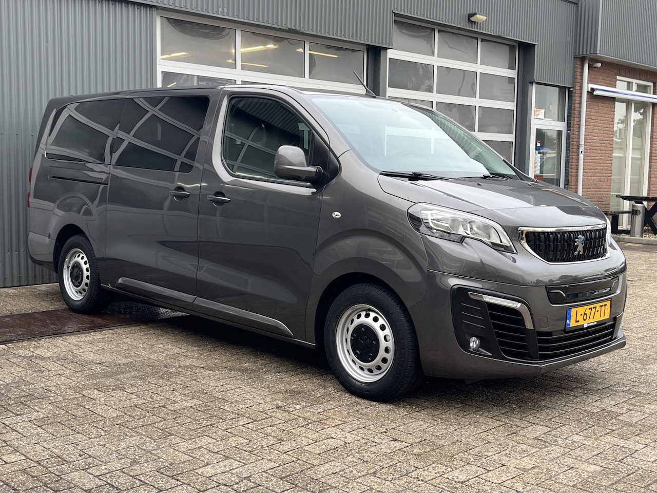 Peugeot e-Expert - 50 kWh Long 9-Persoons Dubbele schuifdeur Groepsvervoer Airco Cruise controle Navigatiesys - AutoWereld.nl
