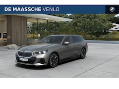 BMW i5 Touring - eDrive40 M Sport / Panoramadak / Sportstoelen / Trekhaak / Achteruitrijcamera / Adaptieve