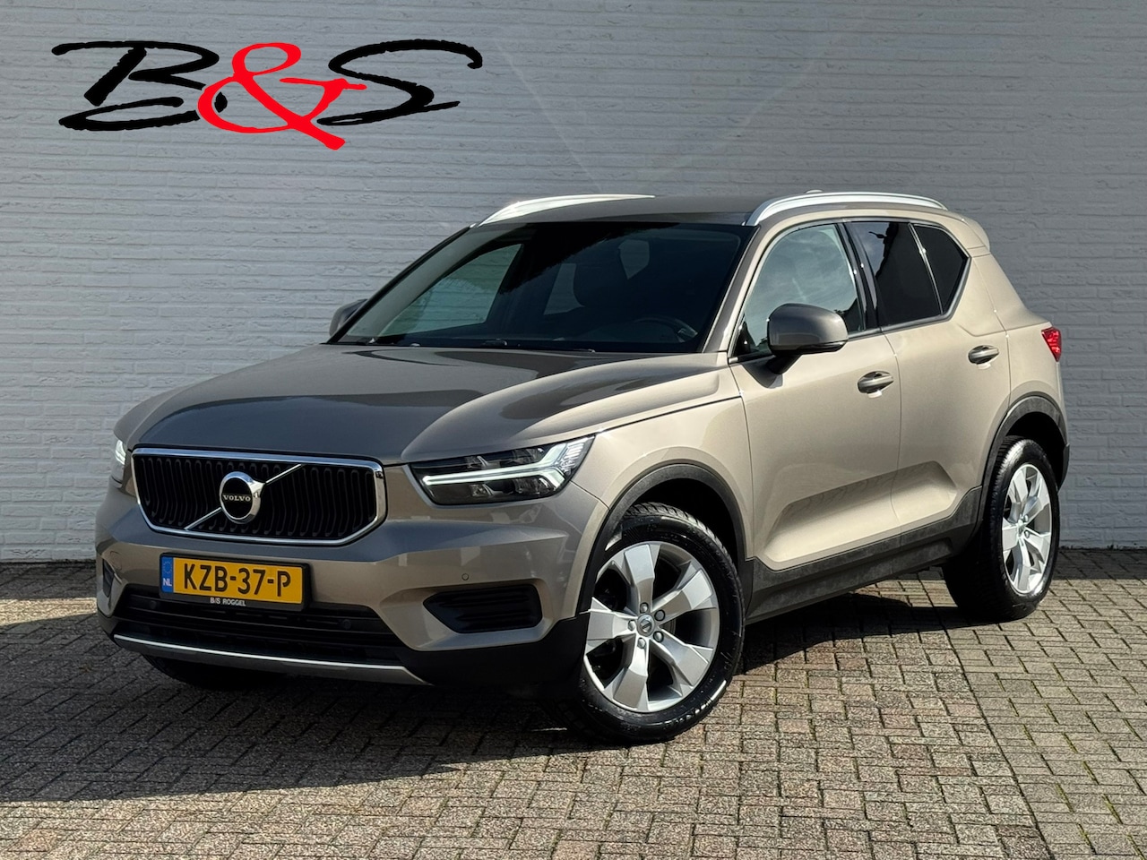 Volvo XC40 - 1.5 T3 Momentum Automaat Navi Camera Clima Carplay Adapt.cruiseTrekhaak ALl-Seasonbanden - AutoWereld.nl