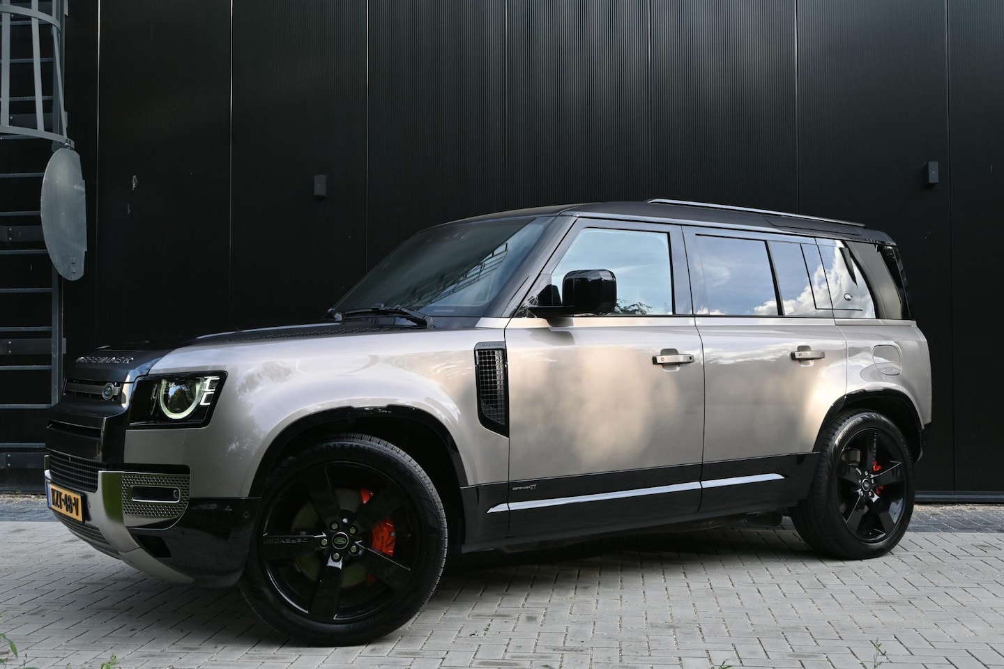 Land Rover Defender 110 - P400E Defender-X Full, open dak - AutoWereld.nl