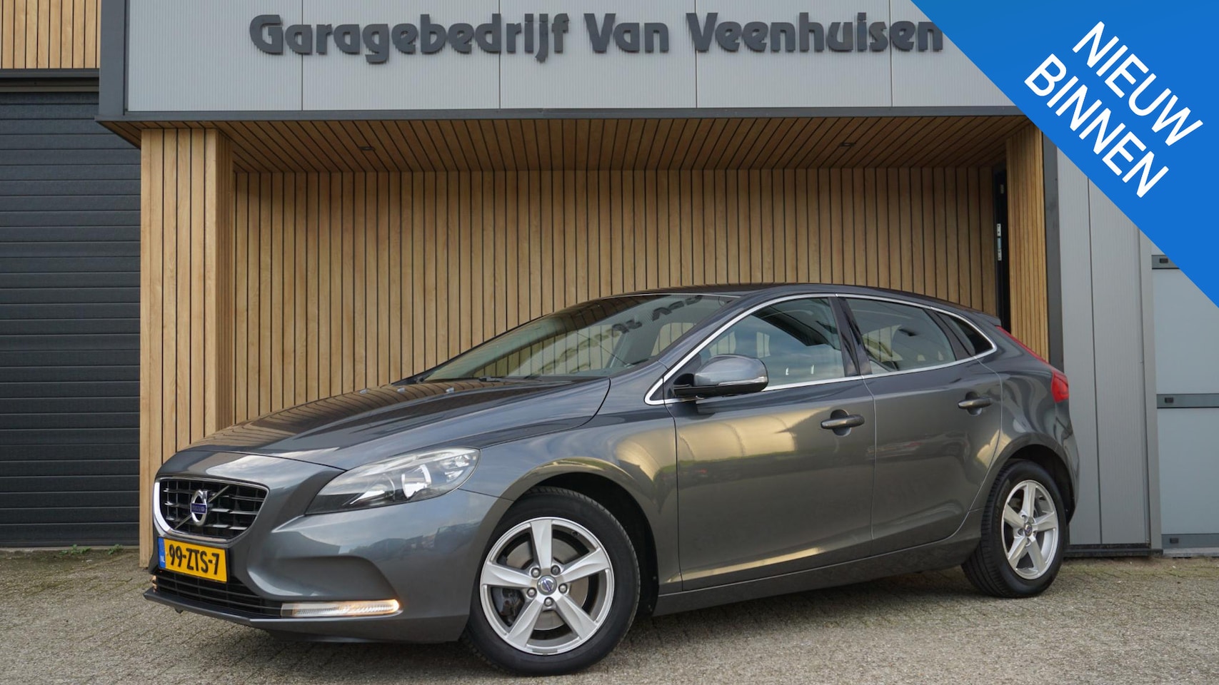 Volvo V40 - 1.6 T3 150pk Momentum Navi Virtual Cockpit 16inch LM Cruise Control *NL auto* Dealer o.h. - AutoWereld.nl