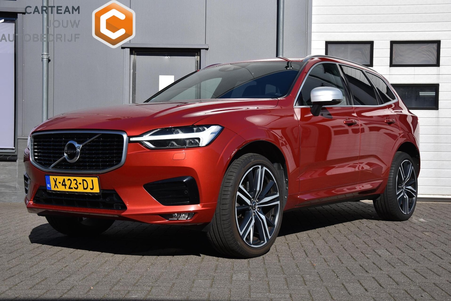 Volvo XC60 - 2.0 D4 AWD R-Design | Pano | Camera | Trekhaak - AutoWereld.nl