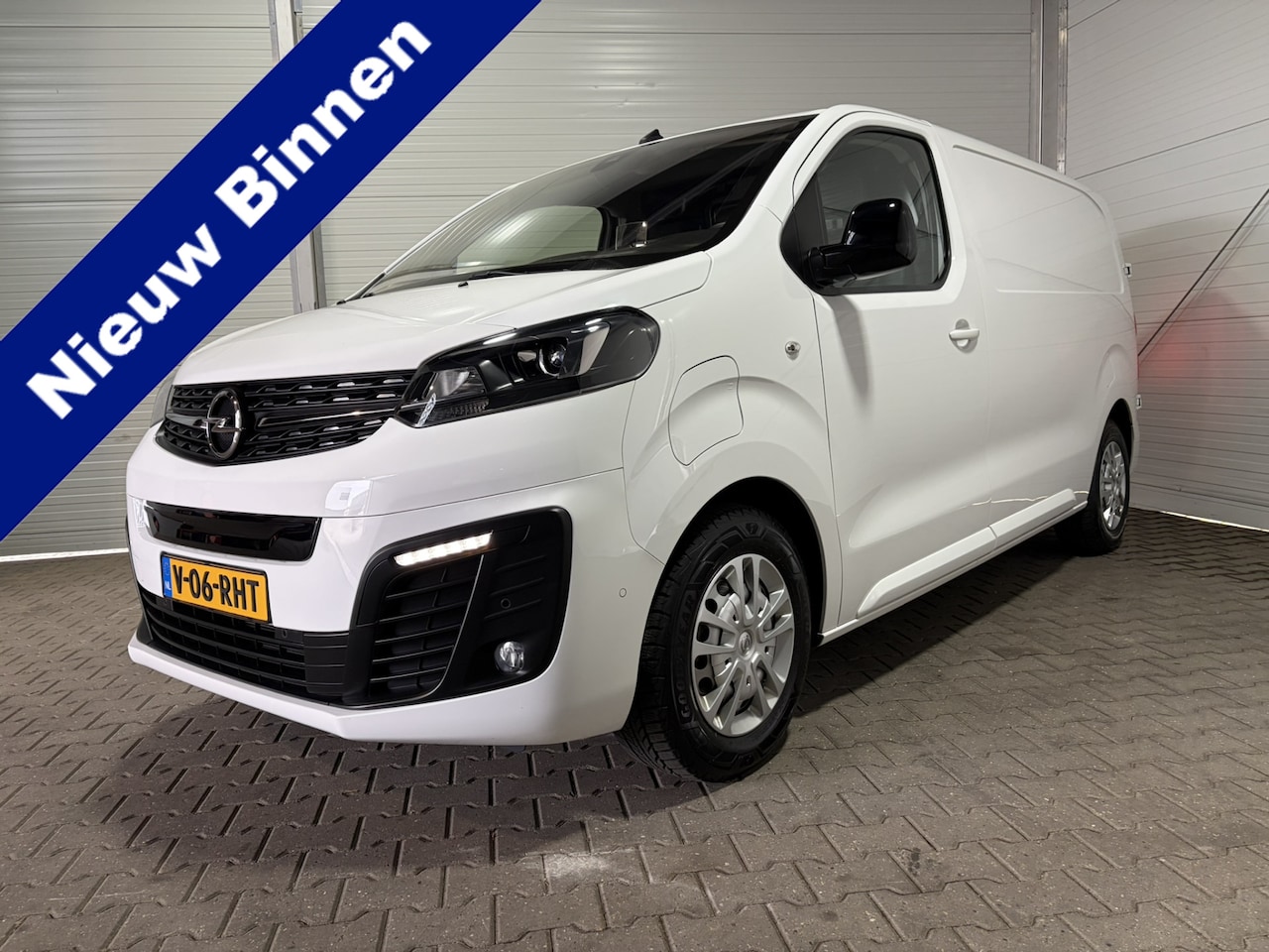 Opel Vivaro-e - L2H1 Innovation 75 kWh | 3-Zits | Cruise Control | Navi | Achteruitrijcamera VVB532 Prijs - AutoWereld.nl