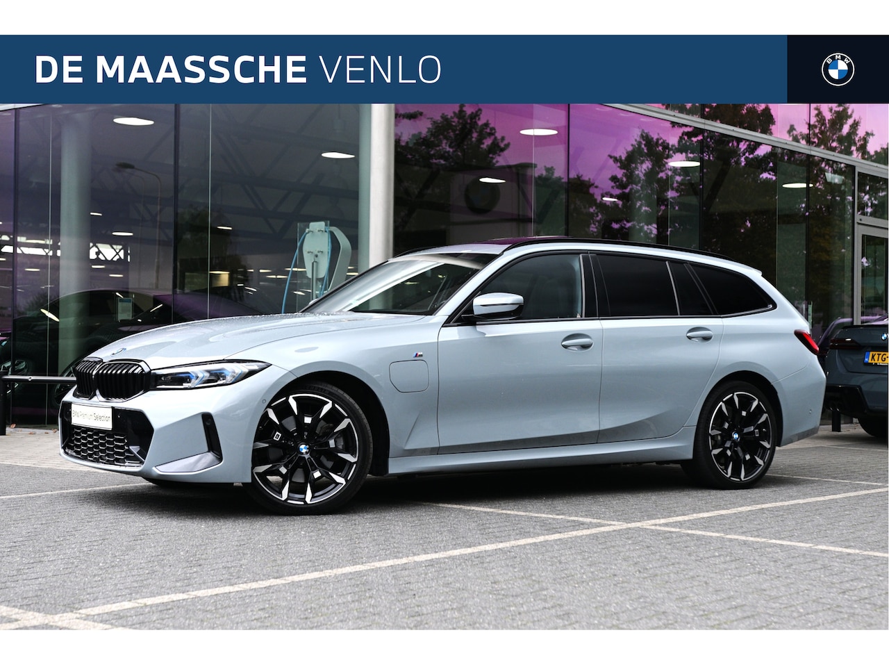 BMW 3-serie Touring - 330e M Sport Automaat / Panoramadak / Sportstoelen / Adaptieve LED / Stuurverwarming / Com - AutoWereld.nl