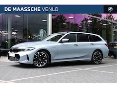BMW 3-serie Touring - 330e M Sport Automaat / Panoramadak / Sportstoelen / Adaptieve LED / Stuurverwarming / Com